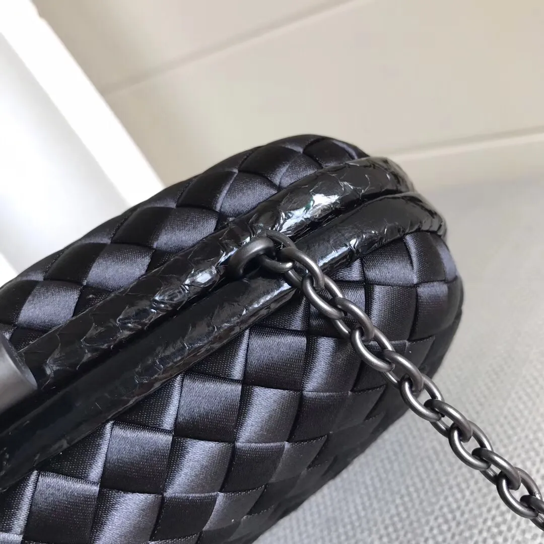 Model 8651 The popular Knot clutch ~ is made of exquisite Japanese silk fabric with freshwater snakeskin piping. It looks elegant when worn cross-body or in the hand. Petite girls can also handle it. It can hold 2 iPhone X phones. Size: 20cm*12cm M56530